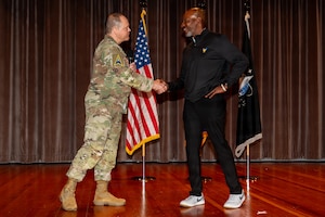 Horne shakes hands with Wright on stage.