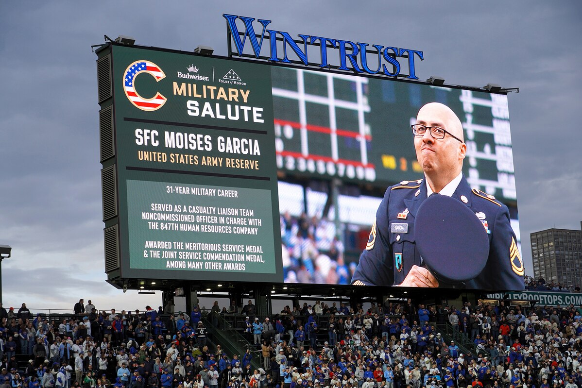 Chicago Cubs fans honor one of their own at military appreciation