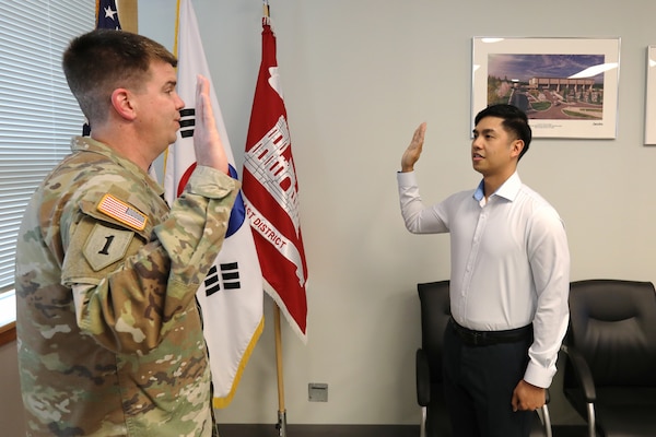 SkillBridge intern is sworn in to USACE FED.