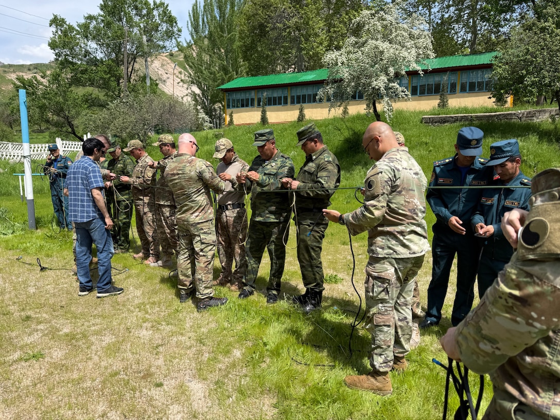 VNG Soldiers conduct mountain warfare exchange in Tajikistan