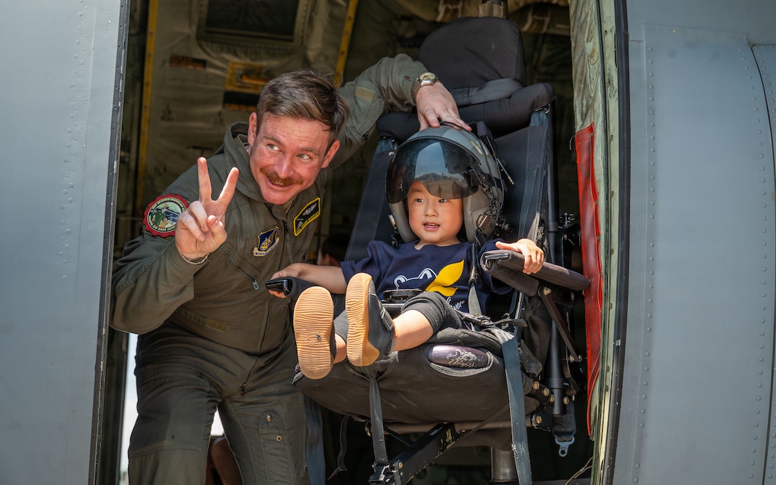 Two individuals in a doorway of an aircraft