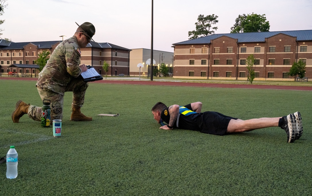 A U.S. Soldier does a hand-release pushup.