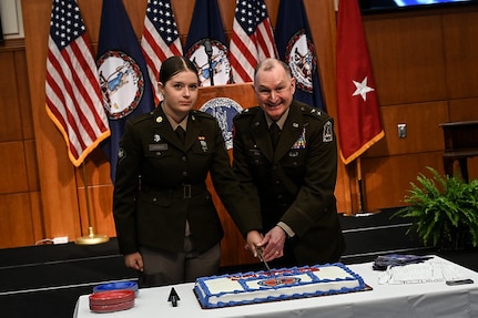 Gov. Spanberger helps VNG recognize 419th birthday