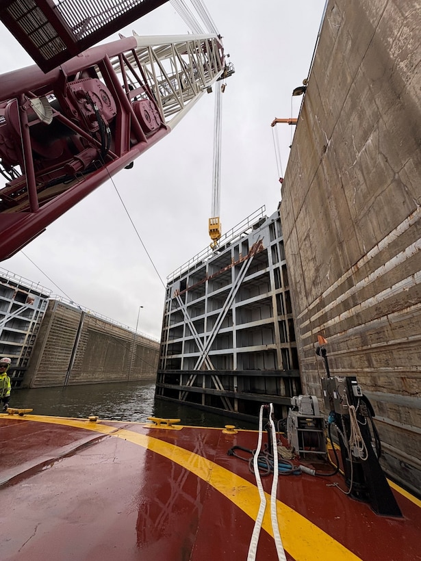 The gates at Lockport Lock in Illinois were removed for maintenance by the Rock Island District fleet crane "Quad Cities". The lock was closed from 31 March-19 May for repair work.