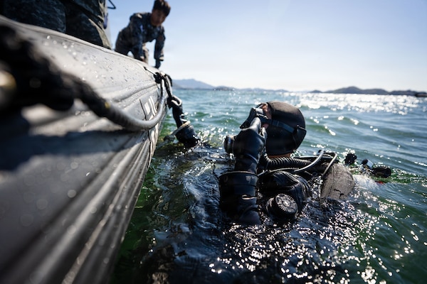 U.S. Navy Diver 3rd Class Mark Obymachow, assigned to Mobile Diving and Salvage Unit 1, stands by to submerge with a Republic of Korea Navy diver to locate a simulated sunken vessel during Salvage Exercise Korea 2026 at Jinhae Naval Base, Republic of Korea, April 7, 2026. Commander, Logistics Group Western Pacific/Task Force 73 sustains the U.S. Navy’s maritime forces and is responsible for all diving and salvage operations in the Western Pacific in support of a free and open Indo-Pacific. (U.S. Navy photo by Mass Communication Specialist 2nd Class Jordan Jennings)