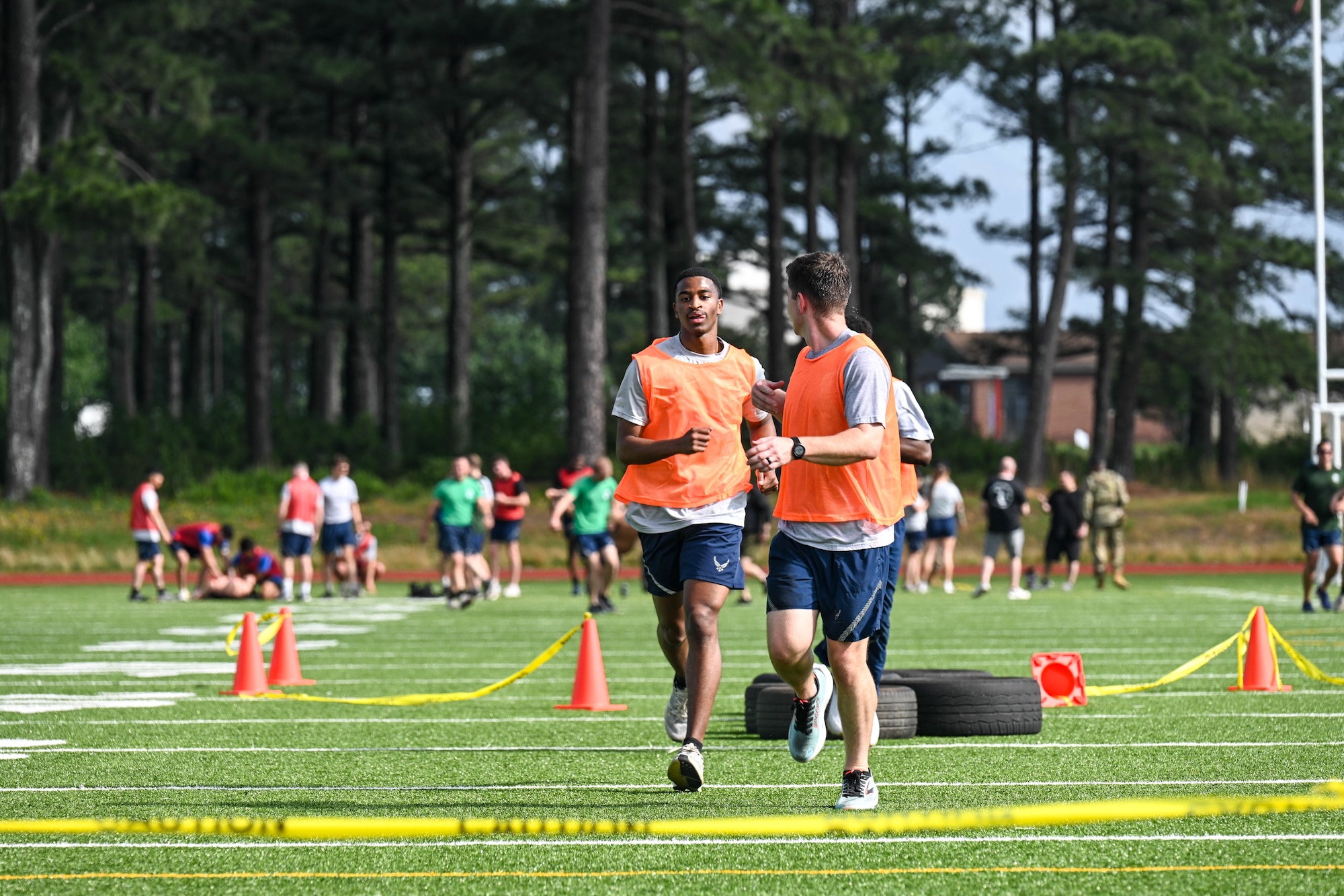 A team runs to the finish line.
