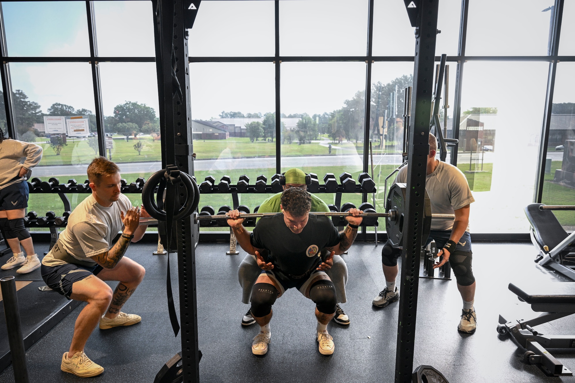 Service members powerlift together.