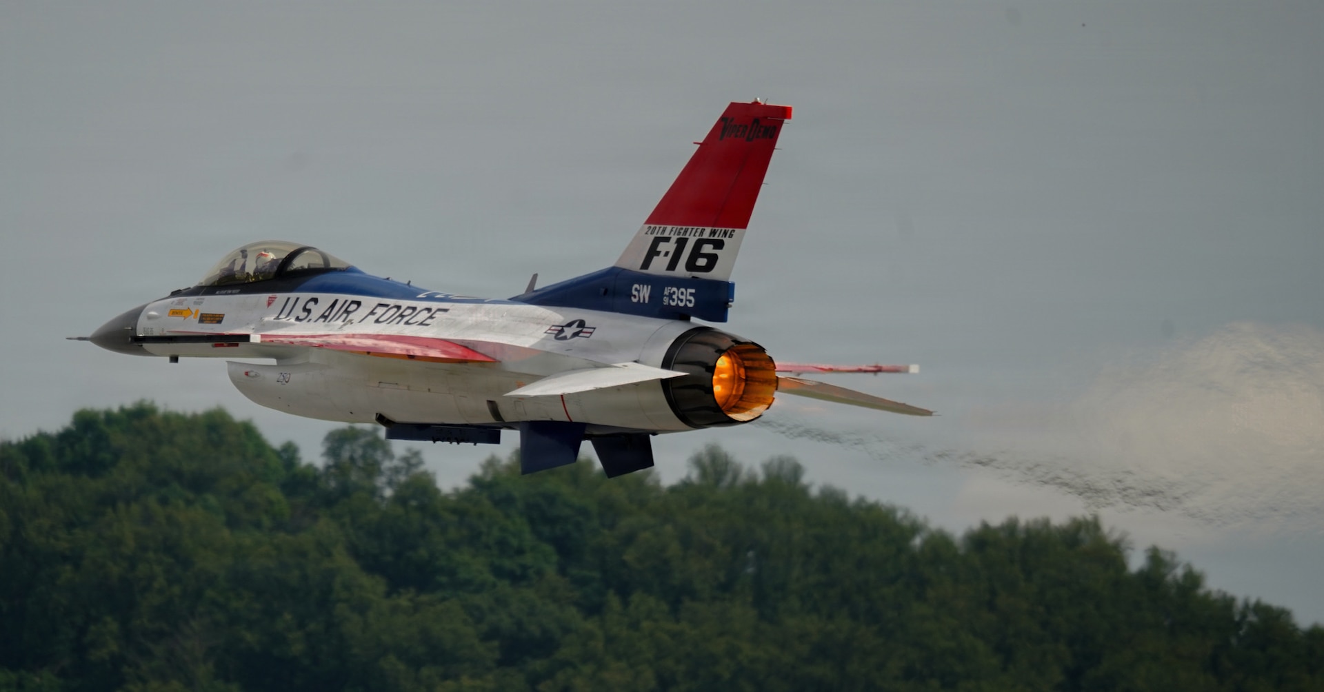 A F-16 Fighting Falcon assigned to the 20th Fighter Wing, Shaw Air Force Base, South Carolina, performs an aerial demonstration during the Central Pennsylvania Air Show in Middletown, Pa., May 21, 2026. The demonstration highlighted the speed, agility and combat capabilities of the aircraft while showcasing the precision of the U.S. Air Force. (U.S. Air National Guard photo by Airman 1st Class Austin Stern)