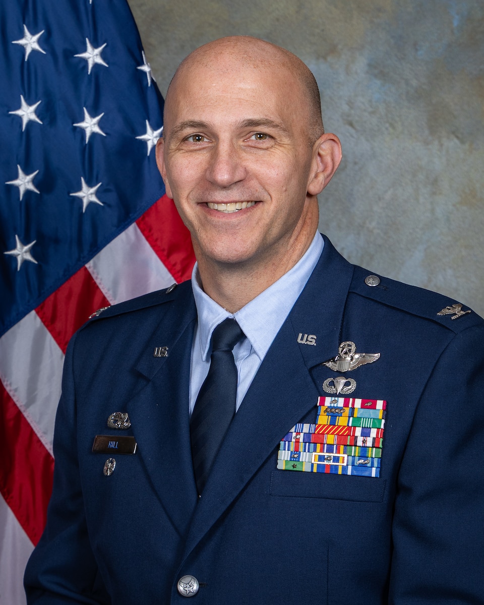 Official Photo of Colonel Ryan L . Hill