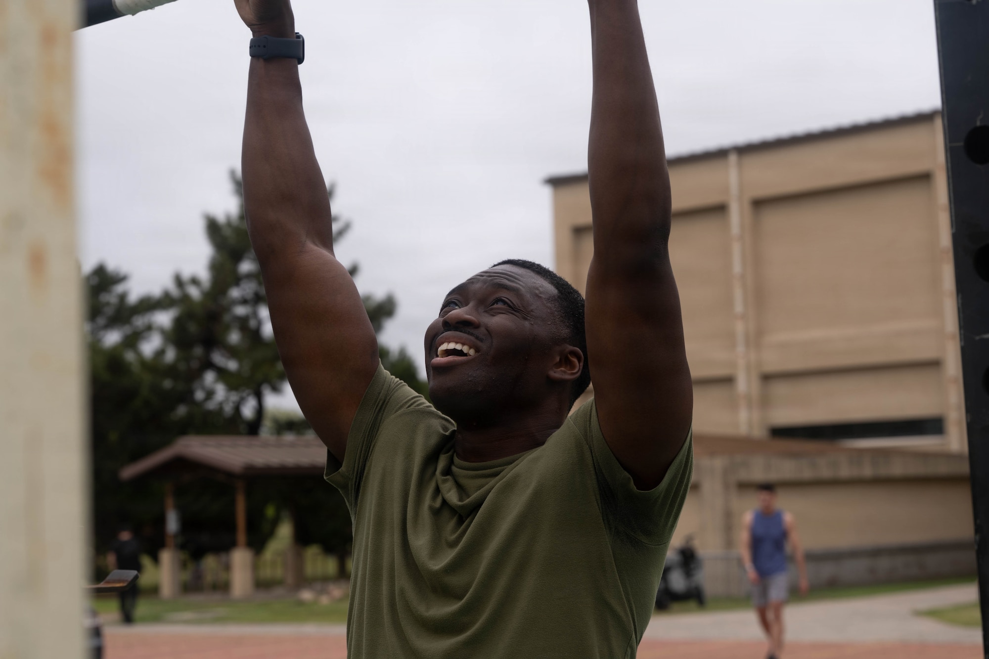 Airman does pull-ups.