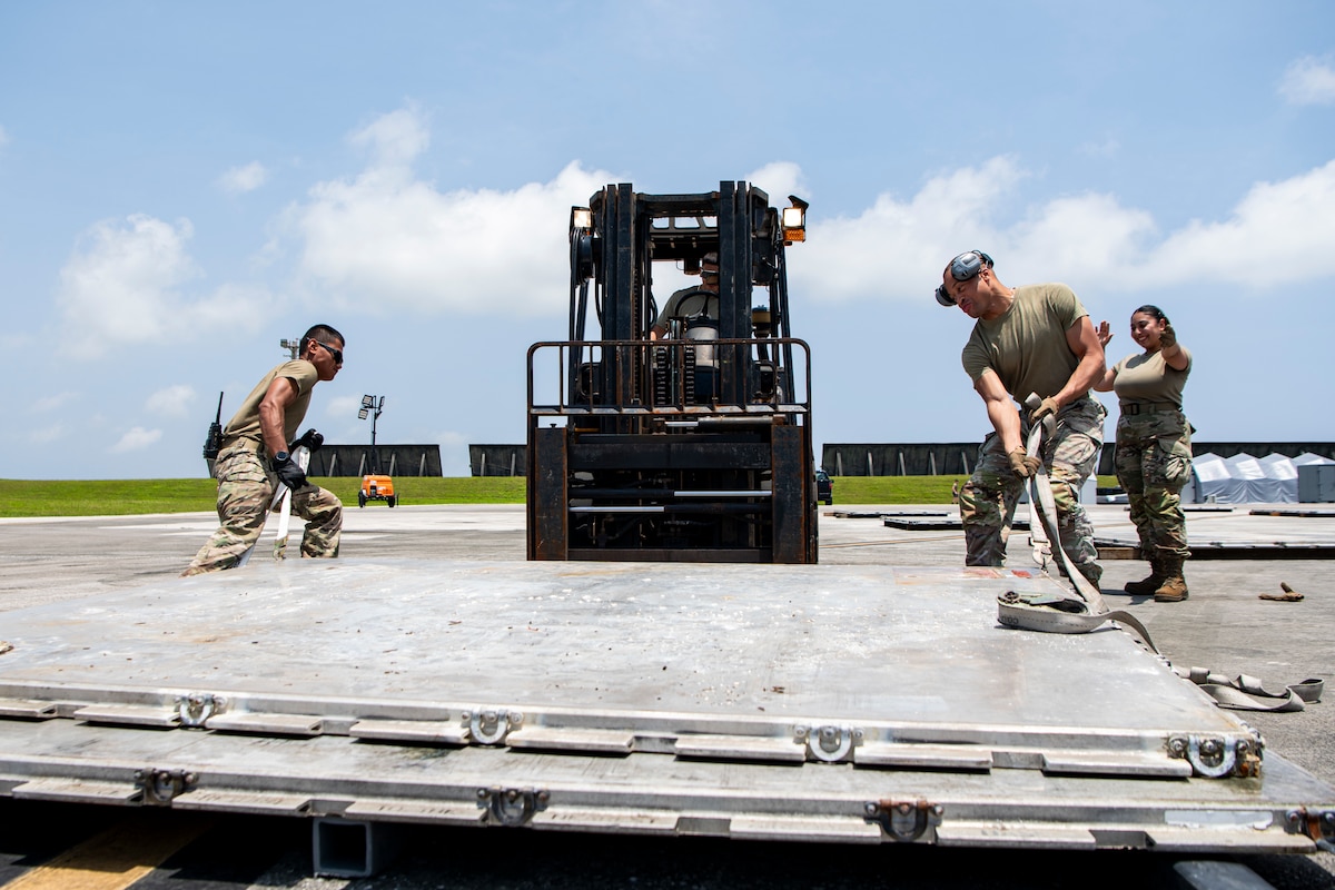 Servicemembers build a pallet
