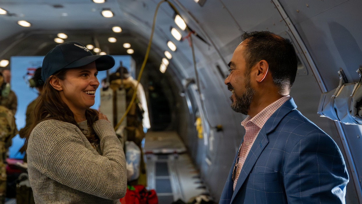 Wing executive director speaks with civic leader on aircraft
