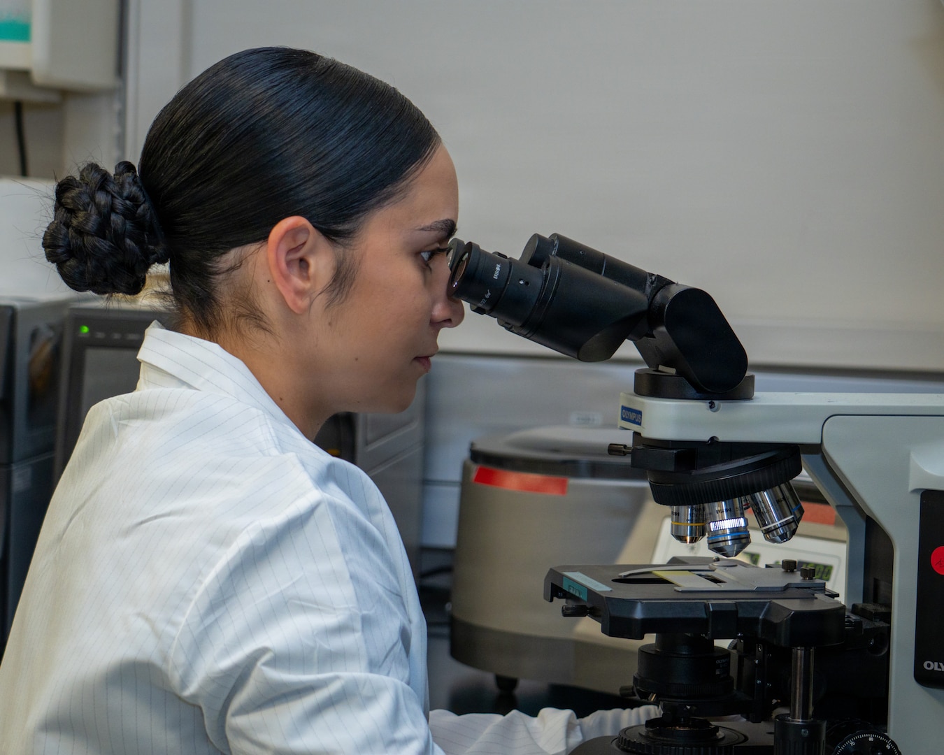Inside the clinics of the Alexander T. Augusta Military Medical Center (ATAMMC), the Phase II Advanced Individual Training (AIT) program continues to shape the next generation of Army medical professionals. In our ongoing series, “What Does That Red AIT Patch Mean?”, we spotlight Pfc. Caliegh Johnson, a Medical Laboratory Specialist (68K) whose journey reflects perseverance and purpose.