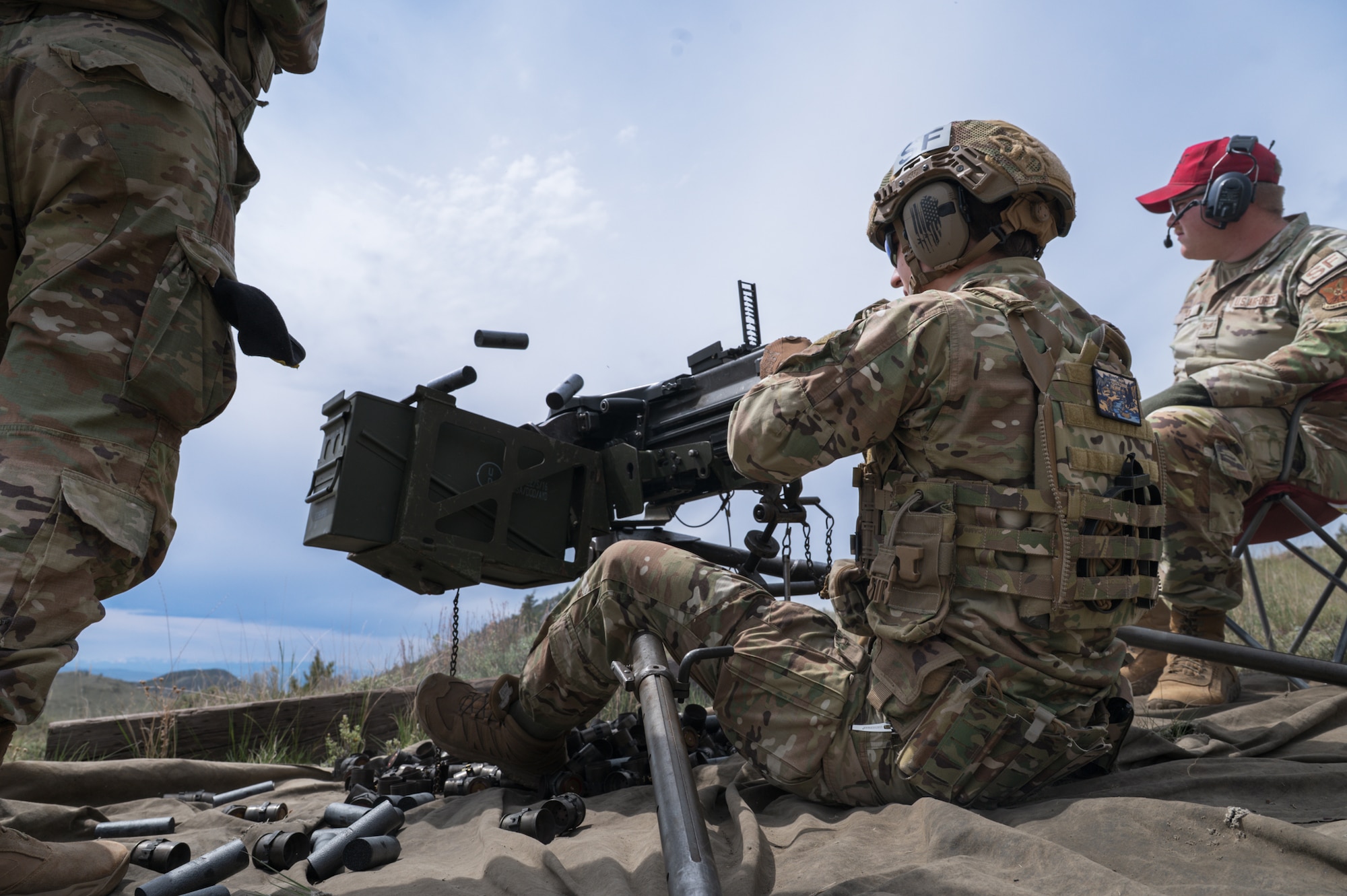 A uniformed man shoots a Mk 19 grenade launcher.