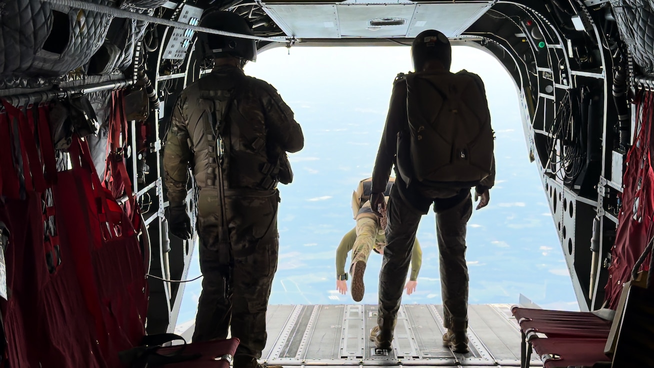 parachute training, jumping out of helicopters