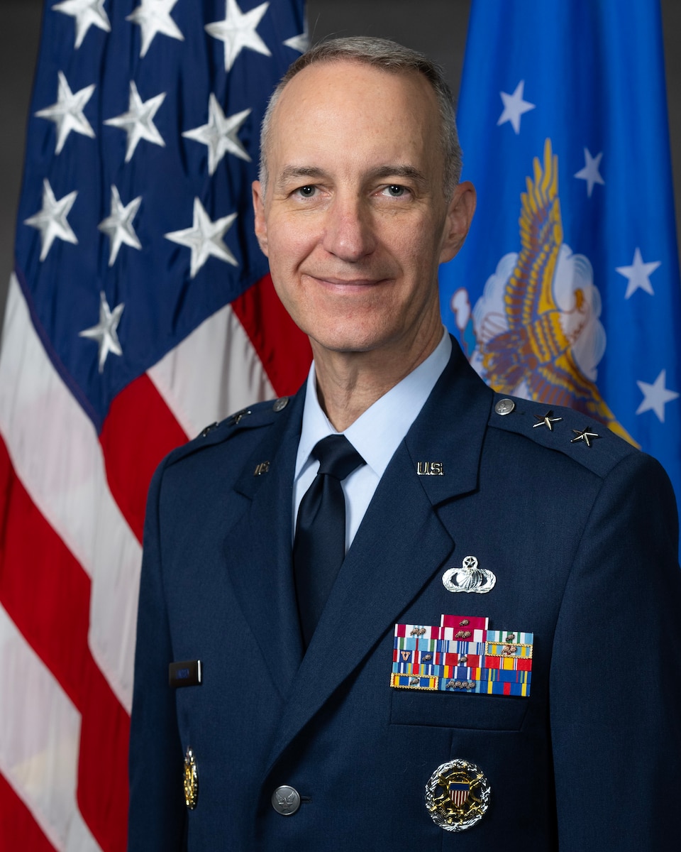 bio photo of Maj Gen Lindsey