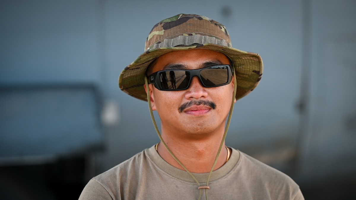 Service members serve