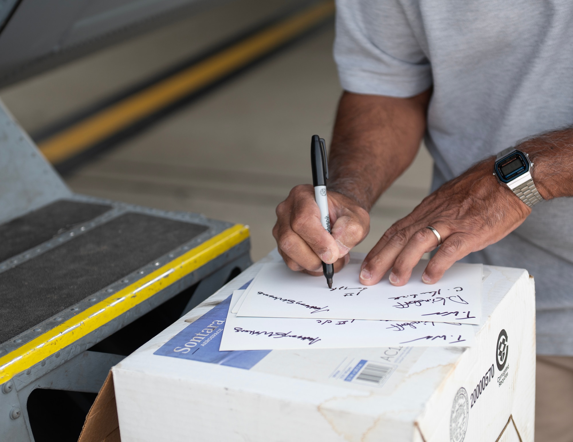 Gary Rodriguez, a veteran from the 133rd Airlift Wing, signs a card in St. Paul, Minn., June 15, 2026.