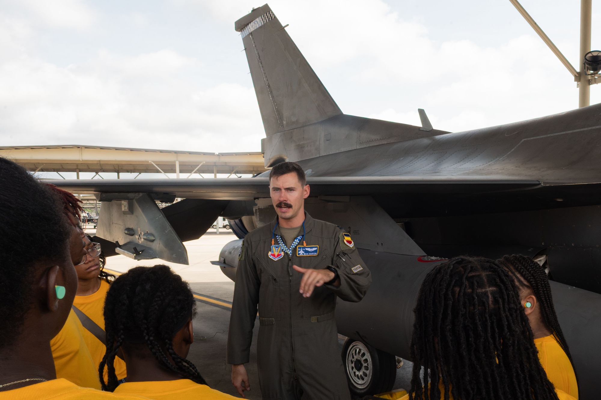 Air force pilot gives kids tour of an F-16 fighter