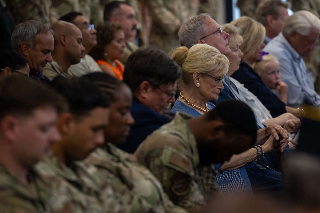 Airmen and families praying.